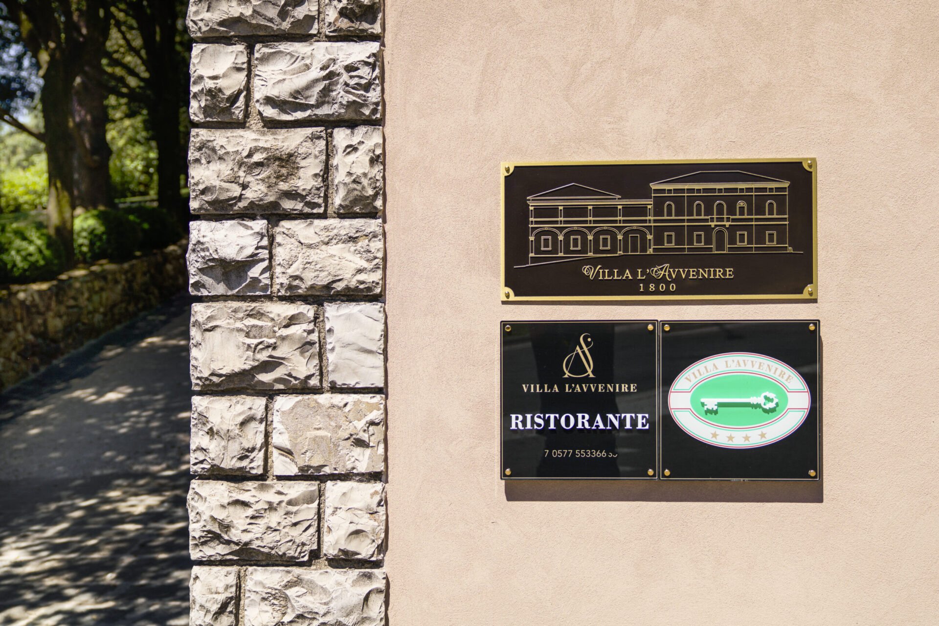 La targa all'ingresso: Villa L'Avvenire 1800, il ristorante e la classificazione a quattro stelle.
