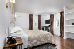 Camera Classic Park View di Villa L'Avvenire a Siena: letto matrimoniale, parquet e finestre sul parco
