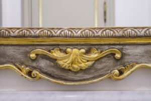 Camera Deluxe Square View: dettaglio della cornice dorata intagliata
