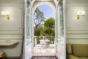 Suite Prestige con Balcone: portafinestra ad arco aperta sul balcone con tavolino