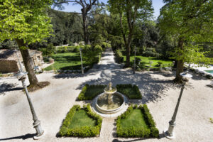 Suite Prestige con Balcone: la vista dal balcone sul giardino con la fontana e sul parco