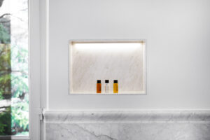Camera Deluxe Garden View: nicchia illuminata in marmo con prodotti da bagno
