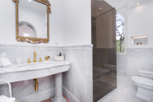 Camera Deluxe Garden View: bagno in marmo con specchio dorato e doccia