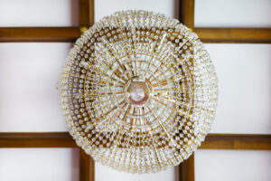 Camera Deluxe Pinewood View: lampadario di cristallo visto dal basso