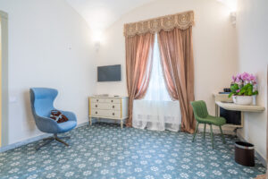 Camera Prestige Garden View: poltrona, cassettiera e scrittoio