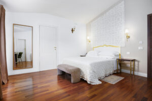 Camera Matrimoniale Economy di Villa L'Avvenire a Siena: letto matrimoniale, parquet e specchio da terra