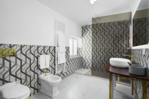 Matrimoniale Classic Pinewood View: bagno con piastrelle geometriche e doccia walk-in